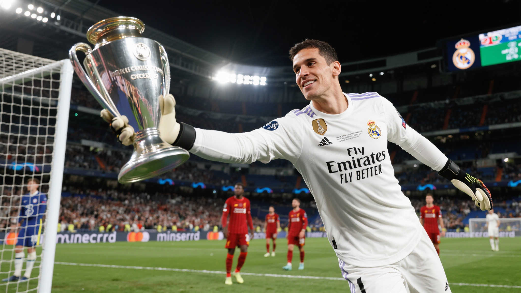 库尔图瓦展望未来:渴望效力皇马至生涯末期 对于每名足球运动员而言,“穿上白衣”几乎意味着实现